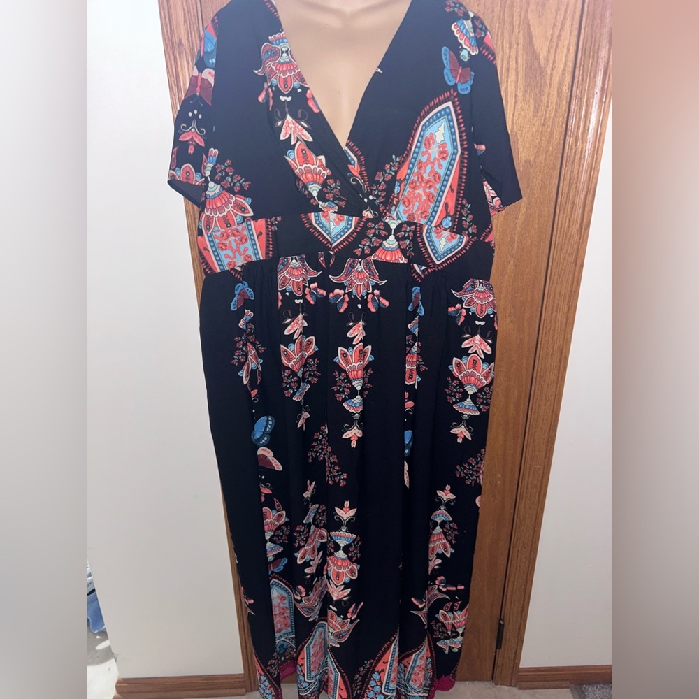 Long beautiful dress with butterfly and flowers size 4X with tags